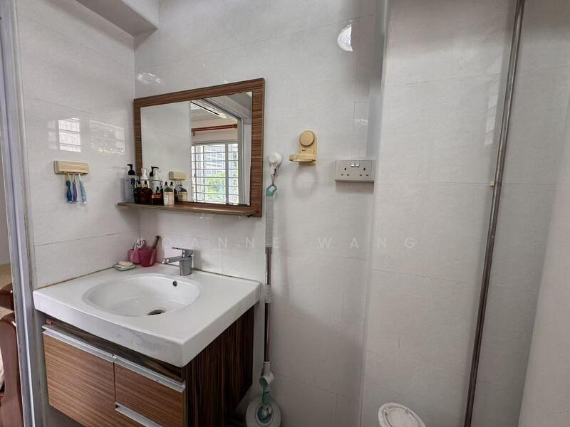 352 Choa Chu Kang Central HDB Flat For Sale at S$ 600,000 | PropertyGuru Singapore - Bathroom