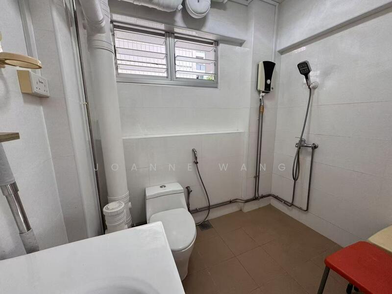 352 Choa Chu Kang Central HDB Flat For Sale at S$ 600,000 | PropertyGuru Singapore - Bathroom
