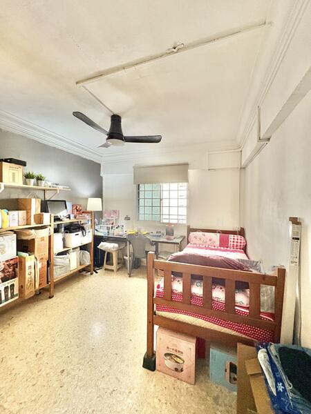 585 Ang Mo Kio Avenue 3 HDB Flat For Sale at S$ 448,000 | PropertyGuru Singapore - Common Bedroom