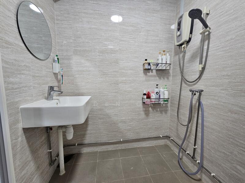 880 Woodlands Street 82 HDB Flat For Sale at S$ 650,000 | PropertyGuru Singapore - Master Bathroom