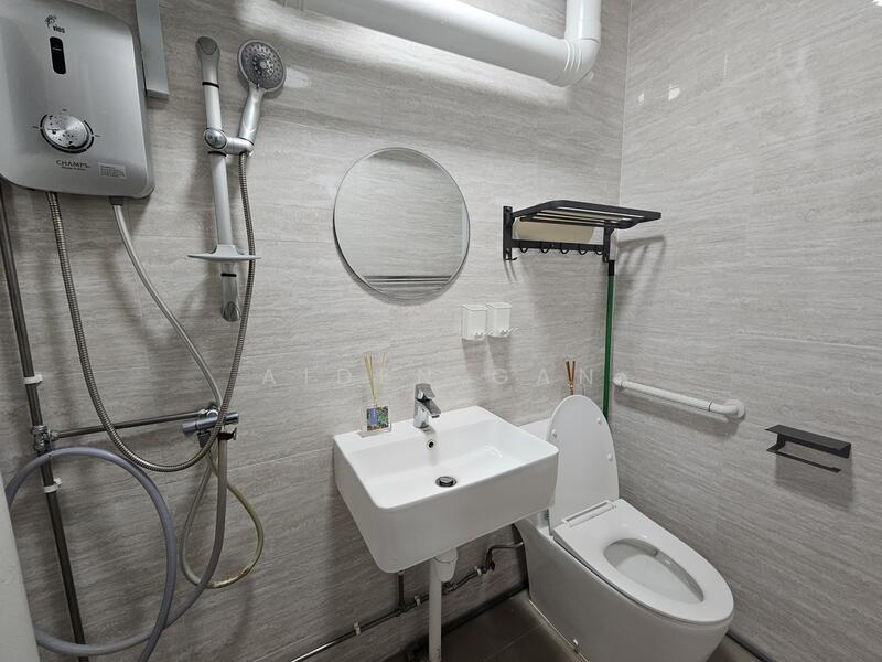 880 Woodlands Street 82 HDB Flat For Sale at S$ 650,000 | PropertyGuru Singapore - Common Bathroom