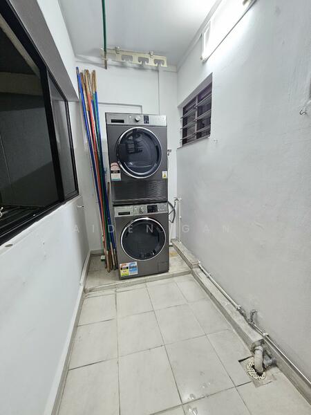 880 Woodlands Street 82 HDB Flat For Sale at S$ 650,000 | PropertyGuru Singapore - Service Yard