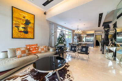 For Sale - Luxus Hills