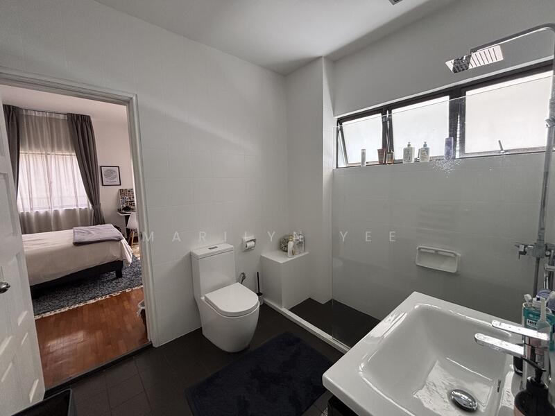 Jack & Jill bathroom for bedrooms 2 & 3