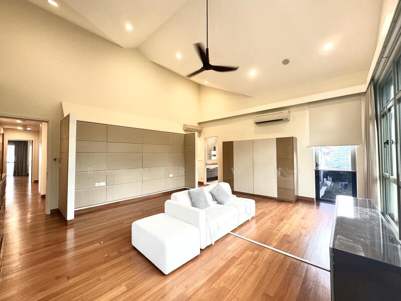 Coronation road west /Jalan sampurna / Leedon’s park / bin tong park/ Oei Tiong ham, Coronation road west /Jalan sampurna / Leedon’s park / bin tong park/ Oei Tiong ham, 7 Bedrooms, 7,500 sqft, Detached House For Rent, by Richard Wong, 500031868 - Master bedroom  - PropertyGuru.com.sg