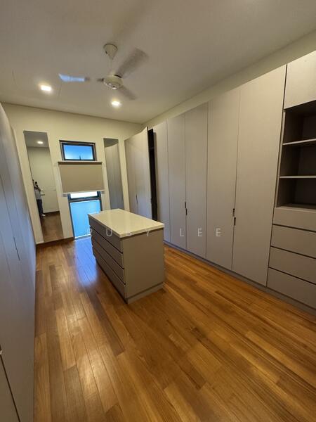 Oei Tiong ham, Jalan Sampurna, Jalan Harum Bungalow House for Rent, Oei Tiong ham, Jalan Sampurna, Jalan Harum, 6 Bedrooms, 7,500 sqft, Bungalow House For Rent, by Ruby Lee, 500032249 - Master walk-in closet - PropertyGuru.com.sg