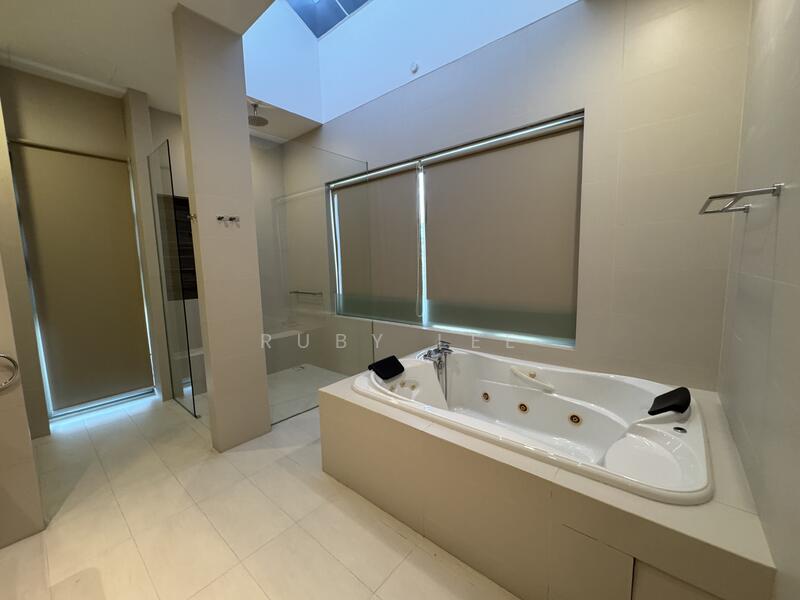 Oei Tiong ham, Jalan Sampurna, Jalan Harum Bungalow House for Rent, Oei Tiong ham, Jalan Sampurna, Jalan Harum, 6 Bedrooms, 7,500 sqft, Bungalow House For Rent, by Ruby Lee, 500032249 -  Master Bathroom - PropertyGuru.com.sg