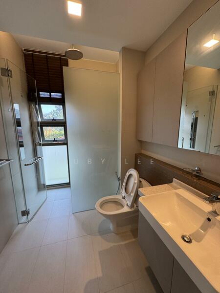 Oei Tiong ham, Jalan Sampurna, Jalan Harum Bungalow House for Rent, Oei Tiong ham, Jalan Sampurna, Jalan Harum, 6 Bedrooms, 7,500 sqft, Bungalow House For Rent, by Ruby Lee, 500032249 - Bedroom 1 ensuite bathroom - PropertyGuru.com.sg