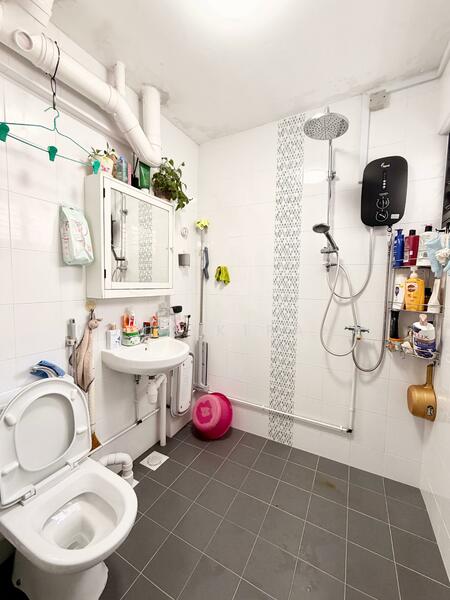 251 Hougang Avenue 3 HDB Flat For Sale at S$ 540,000 | PropertyGuru Singapore - Bathroom