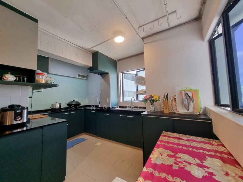 238 Lorong 1 Toa Payoh HDB Flat For Sale at S$ 950,000 | PropertyGuru Singapore - Kitchen
