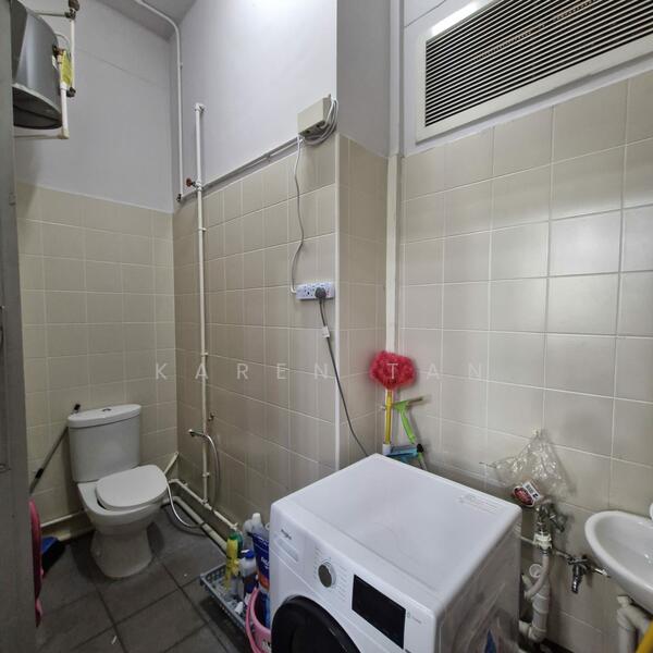 Half HDB Shop for SubRent, , 300 sqft, Shop / Shophouse For Rent, by Karen Tan, 500032873 - Bathroom - CommercialGuru.com.sg
