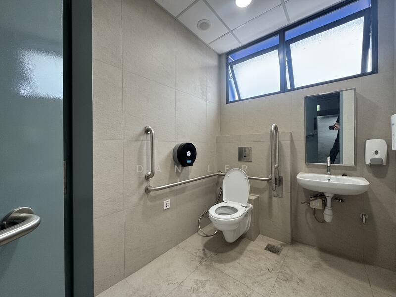 Terusan, Jalan Terusan, Jurong Port Road, Corporation Drive, Jalan Buroh, 4,228 sqft, Office For Rent, by Dan Ler, 500033248 - Bathroom - CommercialGuru.com.sg