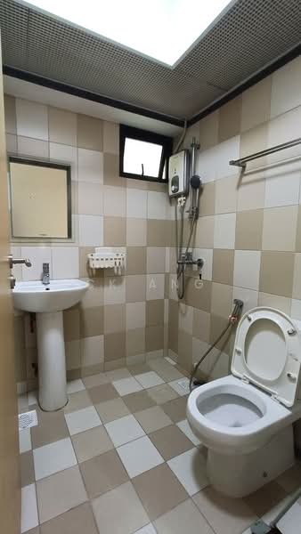 87 Dawson Road HDB Flat For Sale at S$ 820,000 | PropertyGuru Singapore - Bathroom