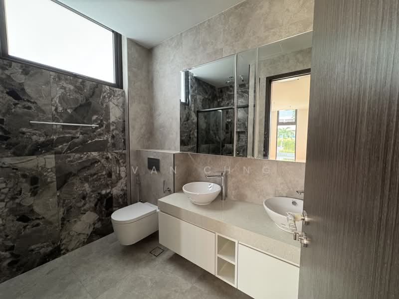 LANDED7772@ Kovan Corner Terrace With Lift Walk to Amenities, Kovan Road, 5 Bedrooms, 5,500 sqft, Corner Terrace For Sale, by Ivan Chng, 500033462 - Bathroom - PropertyGuru.com.sg