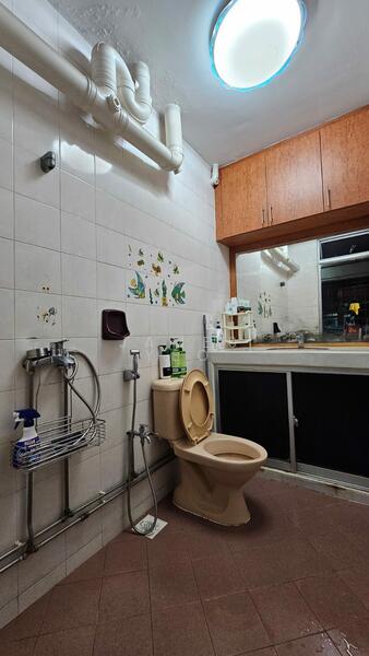 792 Woodlands Avenue 6 HDB Flat For Sale at S$ 700,000 | PropertyGuru Singapore - Bathroom
