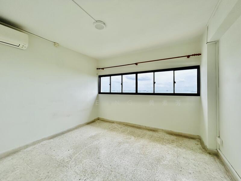 Both common rooms face sea