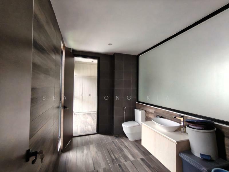 Hua Guan Avenue Semi-Detached House For Sale at S$ 11,000,000 | PropertyGuru Singapore - Bathroom