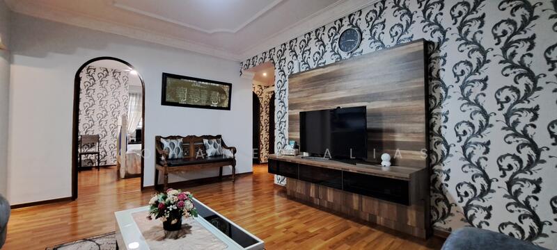 532 Serangoon North Avenue 4 HDB Flat For Sale at S$ 648,888 | PropertyGuru Singapore - Living Room