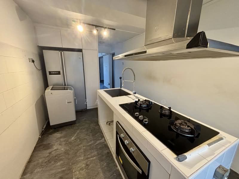 33 Marine Crescent, 33 Marine Crescent, 2 Bedrooms, 700 sqft, HDB Flat For Sale, by Liza Huang, 500035079 - Kitchen - PropertyGuru.com.sg