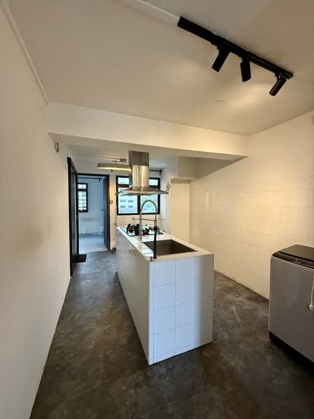 33 Marine Crescent, 33 Marine Crescent, 2 Bedrooms, 700 sqft, HDB Flat For Sale, by Liza Huang, 500035079 - Kitchen - PropertyGuru.com.sg