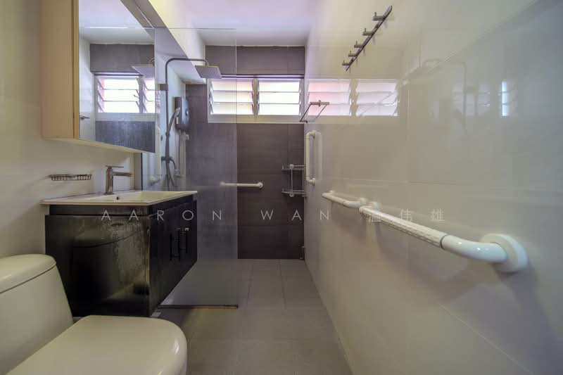 161 Bishan Street 13, 161 Bishan Street 13, 4 Bedrooms, 1,302 sqft, HDB Flat For Sale, by Aaron Wan 温伟雄, 500035101 - Bathroom - PropertyGuru.com.sg