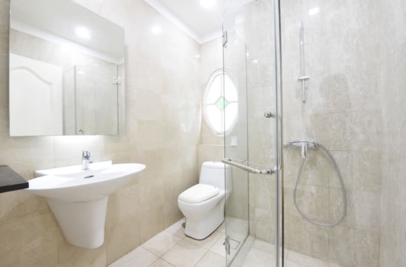 Gentle Villas - Detached House, Gentle Drive, 5 Bedrooms, 7,382 sqft, Detached House For Rent, by Bryan Chiew, 500035178 - Bathroom - PropertyGuru.com.sg
