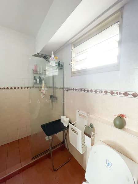 118 Edgefield Plains HDB Flat For Sale at S$ 645,000 | PropertyGuru Singapore - Bathroom