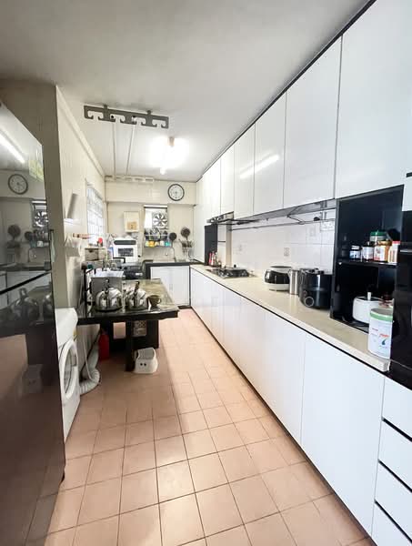 118 Edgefield Plains HDB Flat For Sale at S$ 645,000 | PropertyGuru Singapore - Kitchen