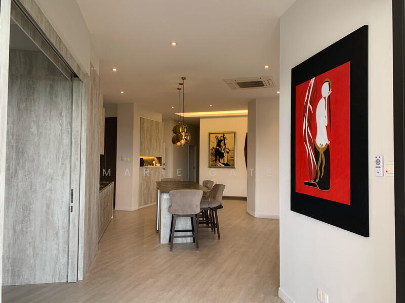 Family area with central island 