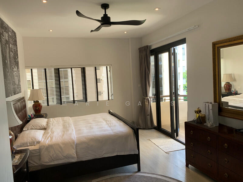 Enormous master bedroom suite 