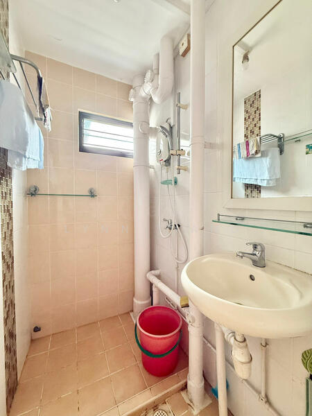 ❤️GIANT⚡️Move In Ready! CORNER Unit in 37 Bedok South Avenue w Unblock Views!, , 3 Bedrooms, 904 sqft, HDB Flat For Sale, by Lynn Tiang, 500035621 - Bathroom - PropertyGuru.com.sg