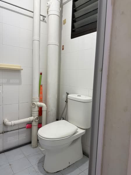 261 Jurong East Street 24, 261 Jurong East Street 24, 2 Bedrooms, 732 sqft, HDB Flat For Sale, by Thiru P, 500035756 - Bathroom - PropertyGuru.com.sg
