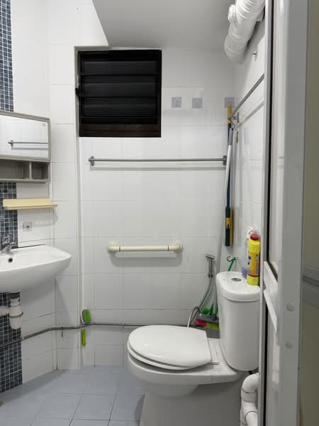 261 Jurong East Street 24, 261 Jurong East Street 24, 2 Bedrooms, 732 sqft, HDB Flat For Sale, by Thiru P, 500035756 - Bathroom - PropertyGuru.com.sg