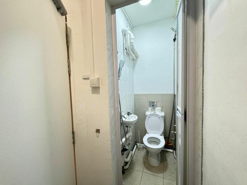 177 Toa Payoh Central, 177 Toa Payoh Central, 1,238 sqft, Shop / Shophouse For Sale, by Marn Lee, 500036155 - Bathroom - CommercialGuru.com.sg