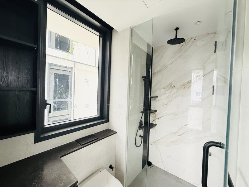 Jervois Mansion, 14 Jervois Close, 3 Bedrooms, 1,249 sqft, Condominium For Rent, by Gareth Chua, 500036325 - Master Bathroom  - PropertyGuru.com.sg