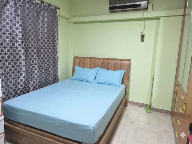 721 Bedok Reservoir Road HDB Flat For Sale at S$ 938,000 | PropertyGuru Singapore - Bedroom