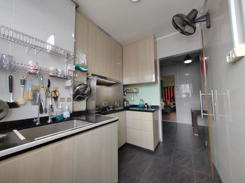 212 Choa Chu Kang Central HDB Flat For Sale at S$ 730,000 | PropertyGuru Singapore - Kitchen