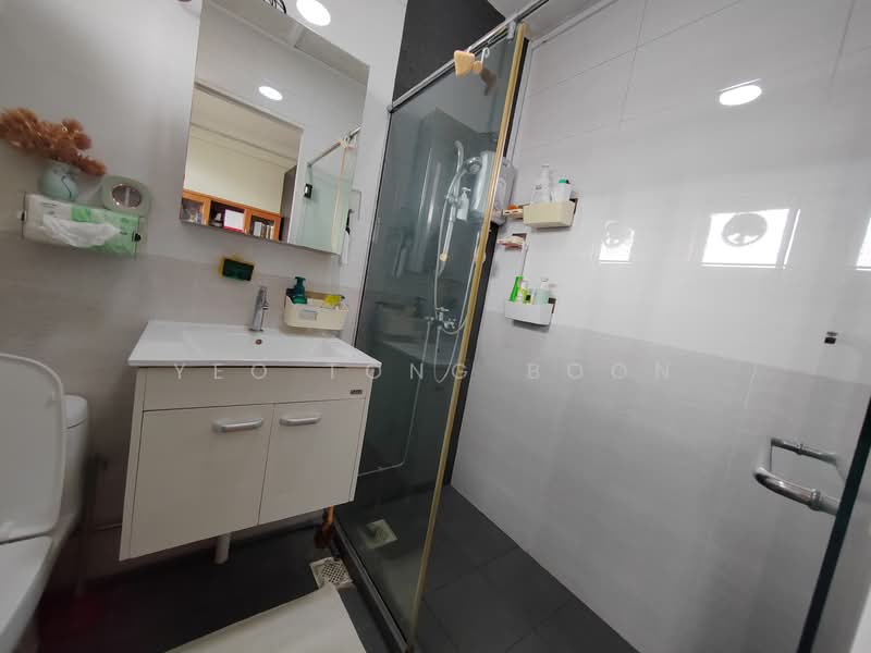 212 Choa Chu Kang Central HDB Flat For Sale at S$ 730,000 | PropertyGuru Singapore - Bathroom