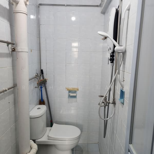 94 Lorong 4 Toa Payoh, 94 Lorong 4 Toa Payoh, 3 Bedrooms, 646 sqft, HDB Flat For Sale, by Richard Tann, 500036697 - Bathroom - PropertyGuru.com.sg