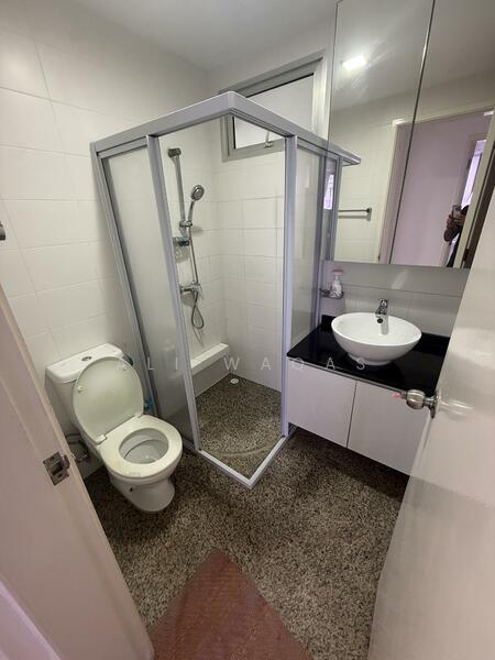 Kerrisdale, 30 Sturdee Road, Room Rental, 220 sqft, Condominium For Rent, by Ali Waqas, 500037603 - Bathroom - PropertyGuru.com.sg