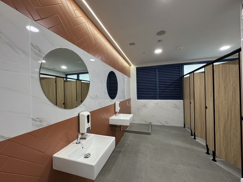 Ubi Techpark, 10 Ubi Crescent, 1,938 sqft, Light Industrial (B1) For Sale, by Lee Su Yi, 500037623 - Bathroom - CommercialGuru.com.sg