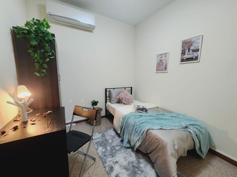 Queens, 10 Stirling Road, Room Rental, 1,195 sqft, Condominium For Rent, by Kay Cloud, 500037710 - Small Bedroom - PropertyGuru.com.sg