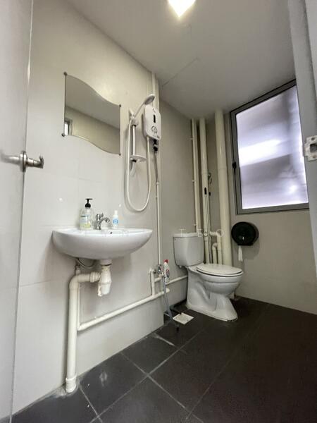 Cendex Centre, 120 Lower Delta Road, 2,250 sqft, Light Industrial (B1) For Rent, by Lynn Teo, 500037754 - Bathroom - CommercialGuru.com.sg