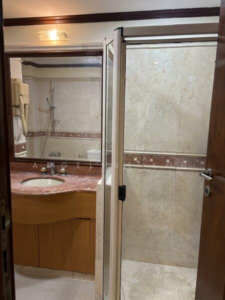 Master attached bathroom 