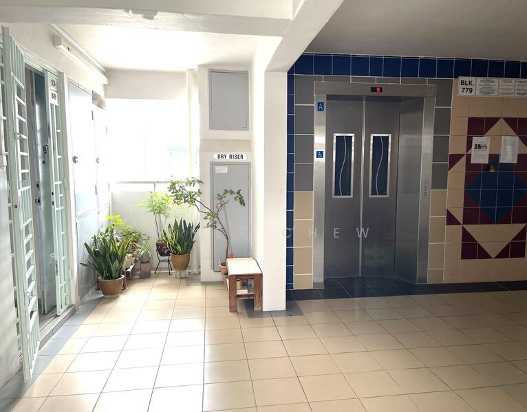 Huge frontage 1 level 3 units 