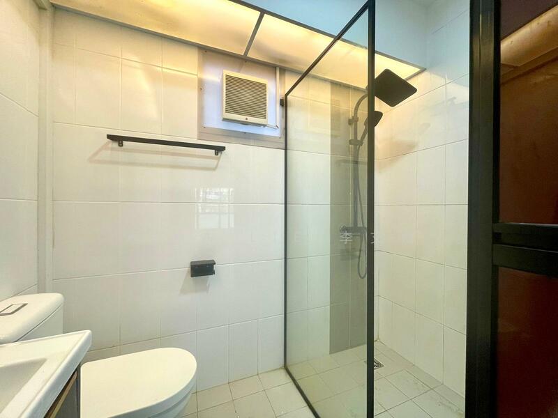Undervalued Corner 4A HDB near Sengkang MRT, , 3 Bedrooms, 990 sqft, HDB Flat For Sale, by Aina Lie 李艾娜, 500037980 - Bathroom - PropertyGuru.com.sg