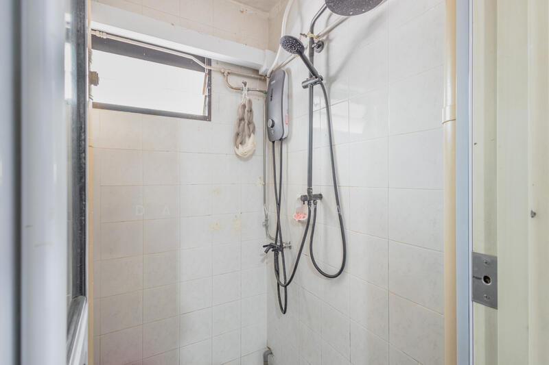 157 Lorong 1 Toa Payoh HDB Flat For Sale at S$ 438,000 | PropertyGuru Singapore - Bathroom
