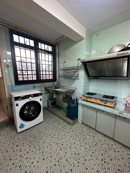 53 Lorong 5 Toa Payoh HDB Flat For Sale at S$ 418,888 | PropertyGuru Singapore - Kitchen
