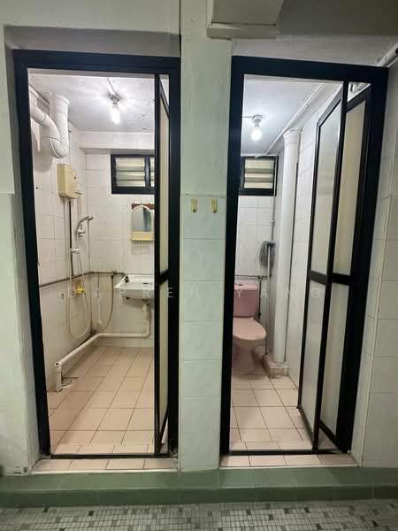 53 Lorong 5 Toa Payoh HDB Flat For Sale at S$ 418,888 | PropertyGuru Singapore - Bathroom