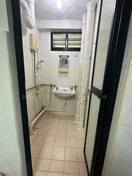 53 Lorong 5 Toa Payoh HDB Flat For Sale at S$ 418,888 | PropertyGuru Singapore - Bathroom